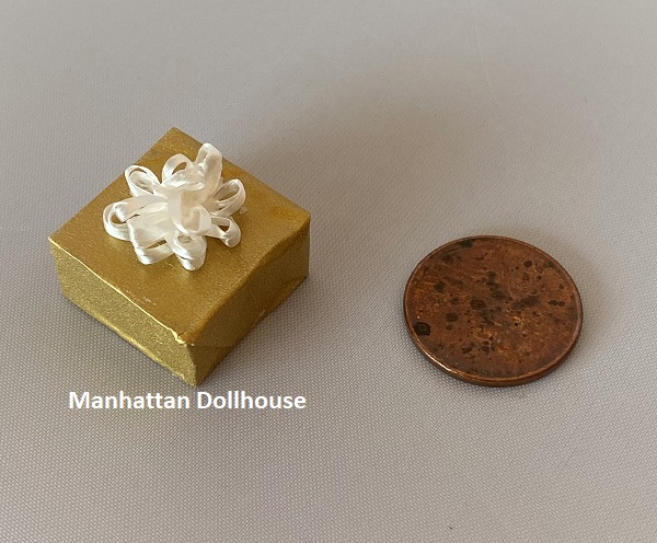 Miniature Gold Present with White Bow - Click Image to Close